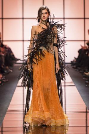 ジョルジオ アルマーニ プリヴェ、オレンジ色の鮮明な鼓動【2017春夏クチュール】