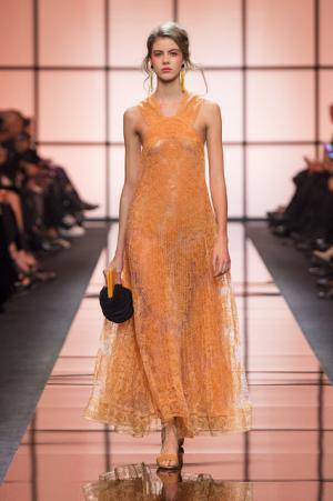 ジョルジオ アルマーニ プリヴェ、オレンジ色の鮮明な鼓動【2017春夏クチュール】