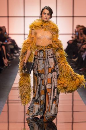 ジョルジオ アルマーニ プリヴェ、オレンジ色の鮮明な鼓動【2017春夏クチュール】