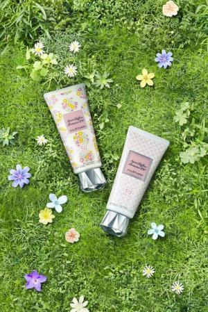 ジルスチュアート ビューティからジェル状の日焼け止めが新登場、ブーケ柄の限定パッケージも