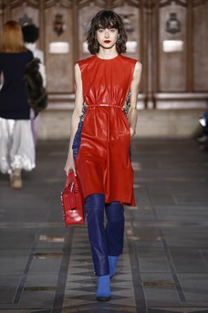 トーガ、穴から覗く生身の肌とのコントラストを楽しんで【2017-18秋冬ウィメンズ】