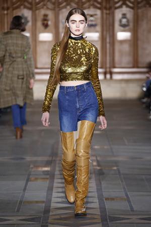 トーガ、穴から覗く生身の肌とのコントラストを楽しんで【2017-18秋冬ウィメンズ】