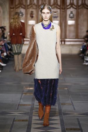 トーガ、穴から覗く生身の肌とのコントラストを楽しんで【2017-18秋冬ウィメンズ】