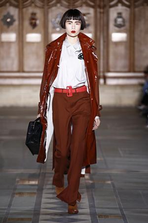 トーガ、穴から覗く生身の肌とのコントラストを楽しんで【2017-18秋冬ウィメンズ】