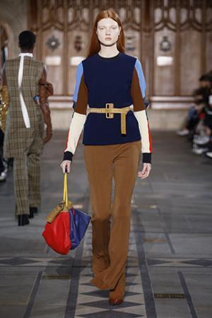 トーガ、穴から覗く生身の肌とのコントラストを楽しんで【2017-18秋冬ウィメンズ】