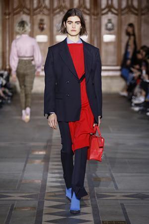 トーガ、穴から覗く生身の肌とのコントラストを楽しんで【2017-18秋冬ウィメンズ】