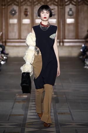 トーガ、穴から覗く生身の肌とのコントラストを楽しんで【2017-18秋冬ウィメンズ】