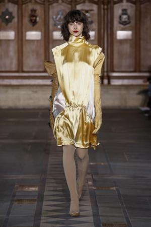 トーガ、穴から覗く生身の肌とのコントラストを楽しんで【2017-18秋冬ウィメンズ】