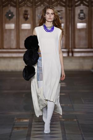 トーガ、穴から覗く生身の肌とのコントラストを楽しんで【2017-18秋冬ウィメンズ】