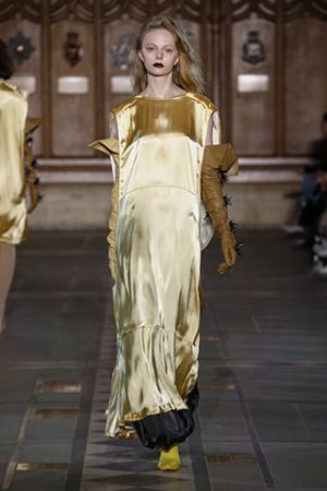 トーガ、穴から覗く生身の肌とのコントラストを楽しんで【2017-18秋冬ウィメンズ】