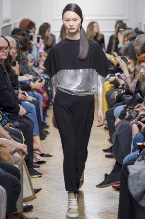 予測不可能なデザイン構成で観る者を魅了したJ.W.アンダーソン【2017-18秋冬ウィメンズ】