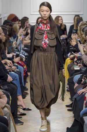 予測不可能なデザイン構成で観る者を魅了したJ.W.アンダーソン【2017-18秋冬ウィメンズ】