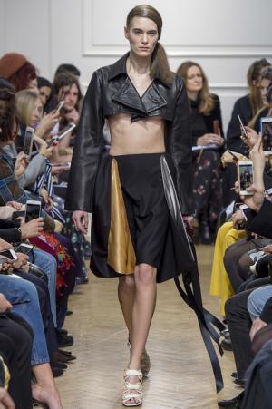 予測不可能なデザイン構成で観る者を魅了したJ.W.アンダーソン【2017-18秋冬ウィメンズ】