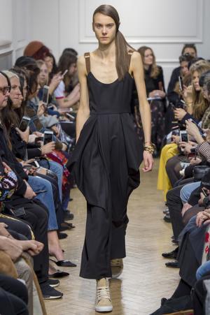 予測不可能なデザイン構成で観る者を魅了したJ.W.アンダーソン【2017-18秋冬ウィメンズ】