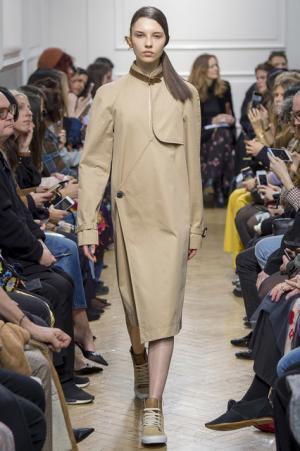 予測不可能なデザイン構成で観る者を魅了したJ.W.アンダーソン【2017-18秋冬ウィメンズ】