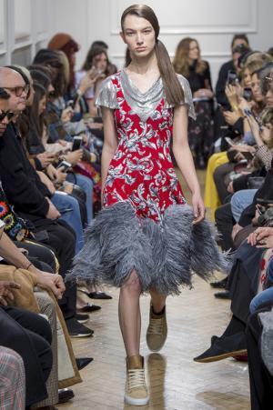 予測不可能なデザイン構成で観る者を魅了したJ.W.アンダーソン【2017-18秋冬ウィメンズ】