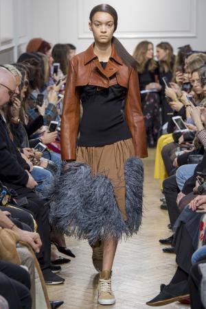 予測不可能なデザイン構成で観る者を魅了したJ.W.アンダーソン【2017-18秋冬ウィメンズ】