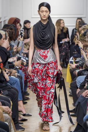 予測不可能なデザイン構成で観る者を魅了したJ.W.アンダーソン【2017-18秋冬ウィメンズ】