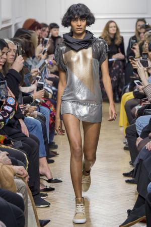 予測不可能なデザイン構成で観る者を魅了したJ.W.アンダーソン【2017-18秋冬ウィメンズ】