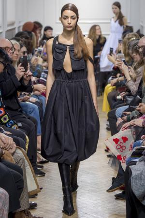 予測不可能なデザイン構成で観る者を魅了したJ.W.アンダーソン【2017-18秋冬ウィメンズ】