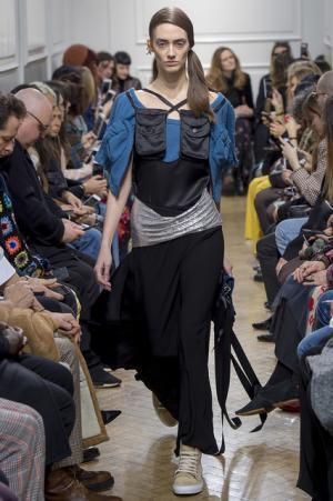 予測不可能なデザイン構成で観る者を魅了したJ.W.アンダーソン【2017-18秋冬ウィメンズ】