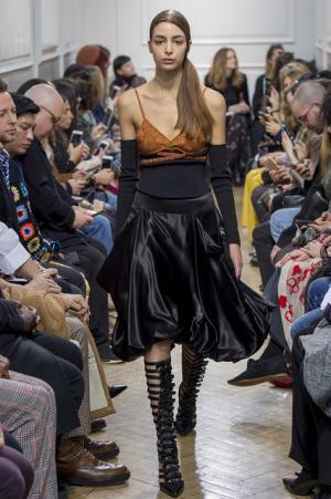 予測不可能なデザイン構成で観る者を魅了したJ.W.アンダーソン【2017-18秋冬ウィメンズ】