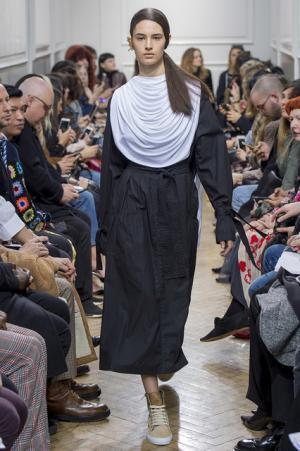 予測不可能なデザイン構成で観る者を魅了したJ.W.アンダーソン【2017-18秋冬ウィメンズ】