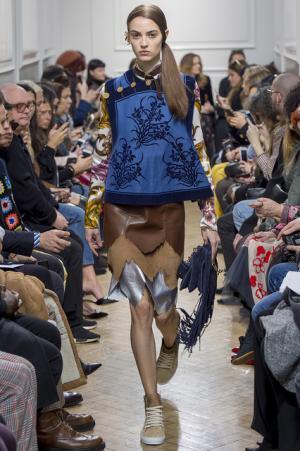 予測不可能なデザイン構成で観る者を魅了したJ.W.アンダーソン【2017-18秋冬ウィメンズ】