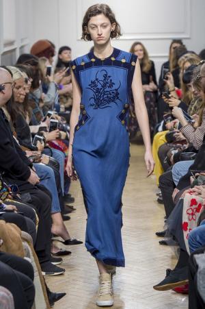 予測不可能なデザイン構成で観る者を魅了したJ.W.アンダーソン【2017-18秋冬ウィメンズ】