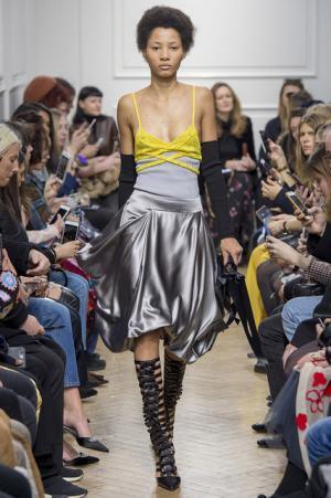 予測不可能なデザイン構成で観る者を魅了したJ.W.アンダーソン【2017-18秋冬ウィメンズ】