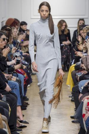 予測不可能なデザイン構成で観る者を魅了したJ.W.アンダーソン【2017-18秋冬ウィメンズ】