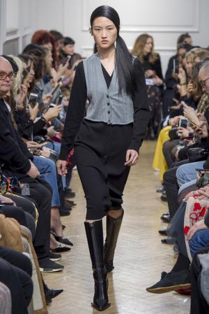 予測不可能なデザイン構成で観る者を魅了したJ.W.アンダーソン【2017-18秋冬ウィメンズ】