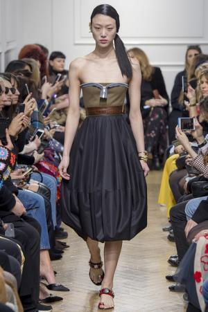 予測不可能なデザイン構成で観る者を魅了したJ.W.アンダーソン【2017-18秋冬ウィメンズ】