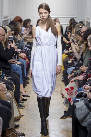 予測不可能なデザイン構成で観る者を魅了したJ.W.アンダーソン【2017-18秋冬ウィメンズ】