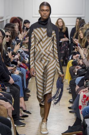 予測不可能なデザイン構成で観る者を魅了したJ.W.アンダーソン【2017-18秋冬ウィメンズ】