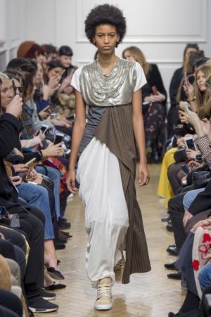 予測不可能なデザイン構成で観る者を魅了したJ.W.アンダーソン【2017-18秋冬ウィメンズ】