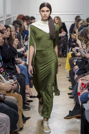 予測不可能なデザイン構成で観る者を魅了したJ.W.アンダーソン【2017-18秋冬ウィメンズ】