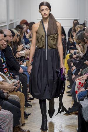 予測不可能なデザイン構成で観る者を魅了したJ.W.アンダーソン【2017-18秋冬ウィメンズ】