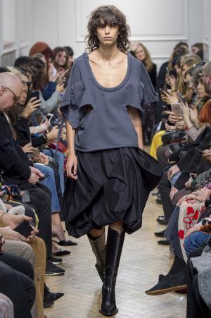 予測不可能なデザイン構成で観る者を魅了したJ.W.アンダーソン【2017-18秋冬ウィメンズ】