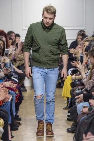 予測不可能なデザイン構成で観る者を魅了したJ.W.アンダーソン【2017-18秋冬ウィメンズ】