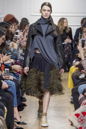 予測不可能なデザイン構成で観る者を魅了したJ.W.アンダーソン【2017-18秋冬ウィメンズ】