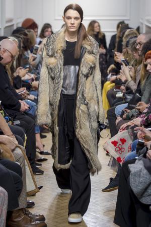 予測不可能なデザイン構成で観る者を魅了したJ.W.アンダーソン【2017-18秋冬ウィメンズ】