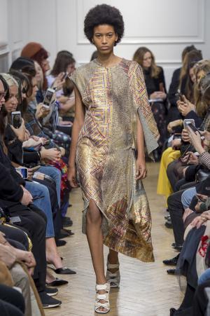 予測不可能なデザイン構成で観る者を魅了したJ.W.アンダーソン【2017-18秋冬ウィメンズ】