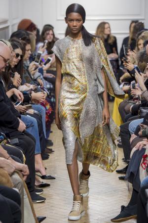 予測不可能なデザイン構成で観る者を魅了したJ.W.アンダーソン【2017-18秋冬ウィメンズ】