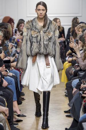 予測不可能なデザイン構成で観る者を魅了したJ.W.アンダーソン【2017-18秋冬ウィメンズ】