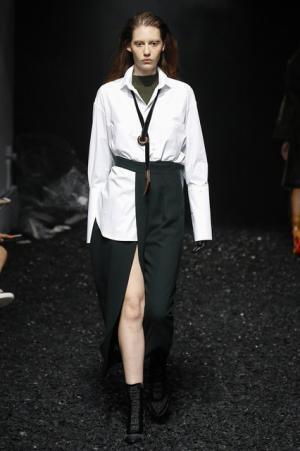 メイ首相も着用した、ロンドン新進デザイナーデュオのパルマー・ハーディング【2017-18秋冬ウィメンズ】