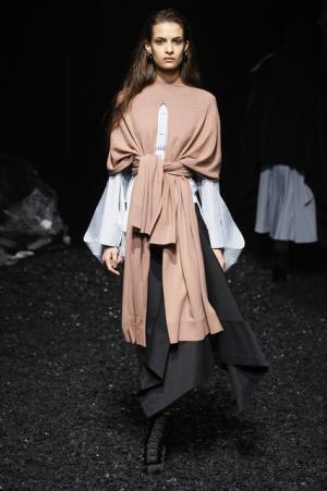 メイ首相も着用した、ロンドン新進デザイナーデュオのパルマー・ハーディング【2017-18秋冬ウィメンズ】