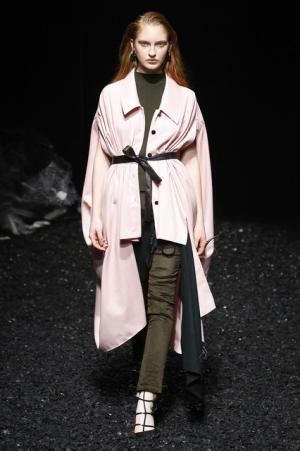 メイ首相も着用した、ロンドン新進デザイナーデュオのパルマー・ハーディング【2017-18秋冬ウィメンズ】