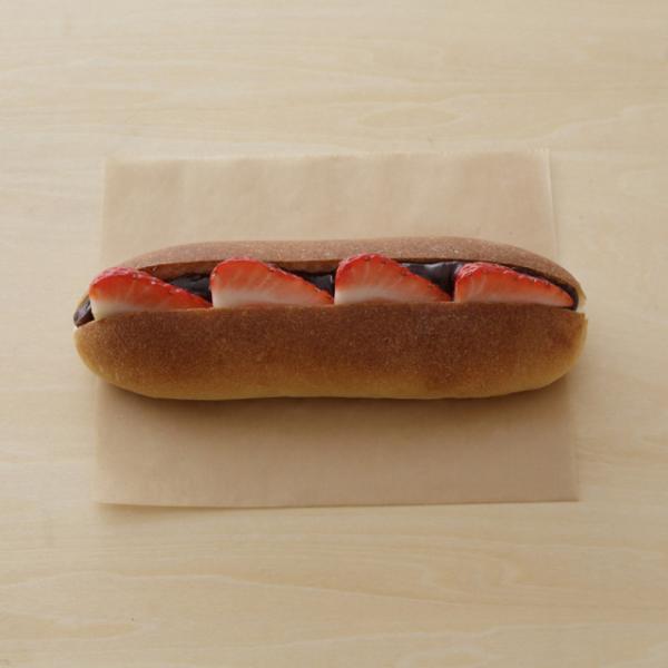 トラヤカフェ・あんスタンド新宿店に春限定いちごとあんのコッペパン