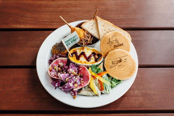 スヌーピーミュージアム開館1周年記念にピーナッツの仲間たちが大集合！